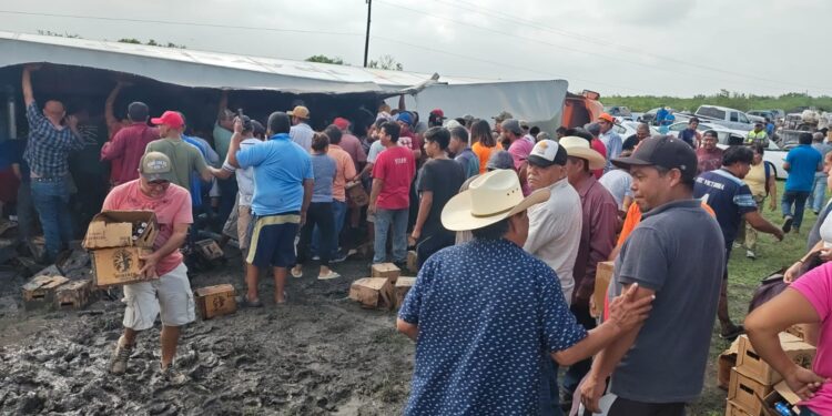 Vuelca camión con cerveza, ¡llega la rapiña!