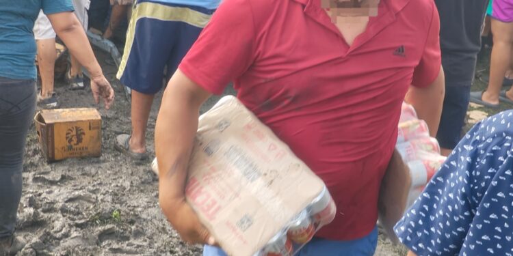 Vuelca camión con cerveza, ¡llega la rapiña!