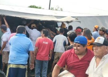 Vuelca camión con cerveza, ¡llega la rapiña!