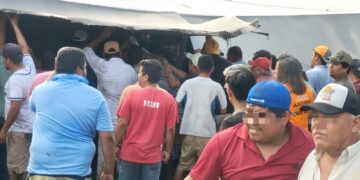 Vuelca camión con cerveza, ¡llega la rapiña!