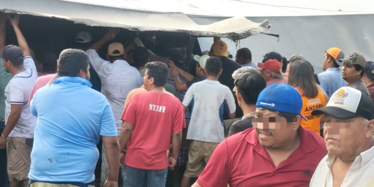 Vuelca camión con cerveza, ¡llega la rapiña!