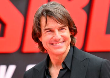 Otorgan Récord Guinness a Tom Cruise por salto en paracaídas