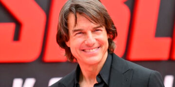 Otorgan Récord Guinness a Tom Cruise por salto en paracaídas