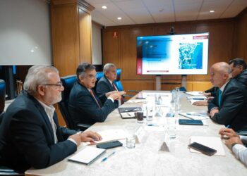 Gestiona Américo Villarreal recursos ante SICT para puentes y carreteras de Tamaulipas