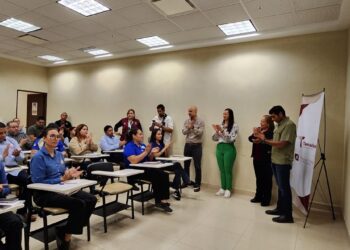 De pie, instructores de la Secretaría del Trabajo capacitan a empresarios tamaulipecas sobre la “Ley Silla”