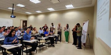 De pie, instructores de la Secretaría del Trabajo capacitan a empresarios tamaulipecas sobre la “Ley Silla”