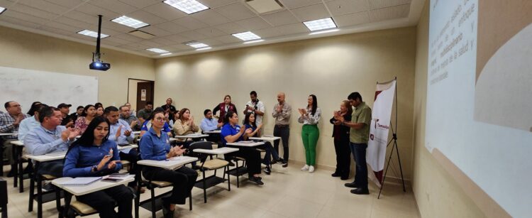 De pie, instructores de la Secretaría del Trabajo capacitan a empresarios tamaulipecas sobre la “Ley Silla”