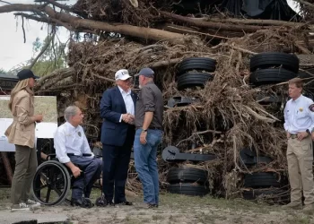 Trump visita Texas tras inundaciones que dejan más de 120 muertos