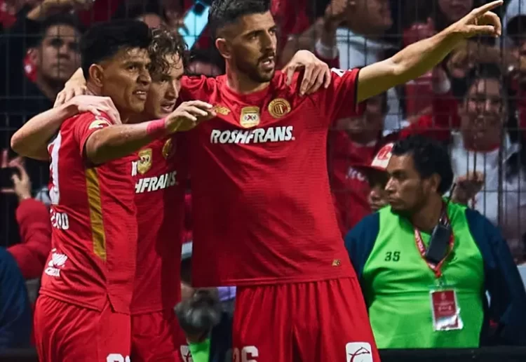 Toluca estrena su corona con un 3-1 sobre Necaxa