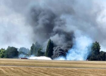 Avión particular se estrella y explota tras despegar en Londres