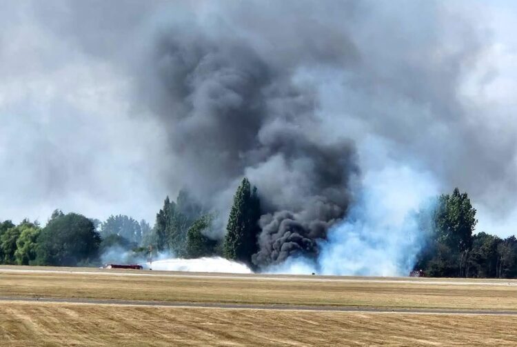 Avión particular se estrella y explota tras despegar en Londres