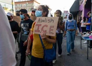 Jueza federal ordena a ICE detener redadas migratorias en California