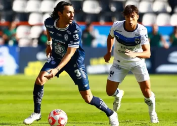 Pachuca golea 3-0 a Monterrey en el inicio del Apertura 2025