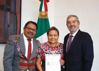 Rigoberta Menchú recibe la nacionalidad mexicana y es reconocida por la SRE