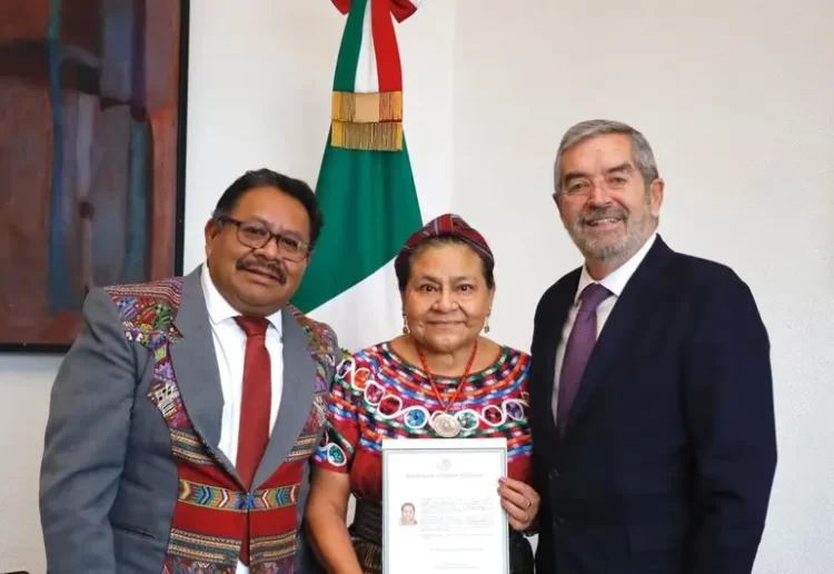Rigoberta Menchú recibe la nacionalidad mexicana y es reconocida por la SRE
