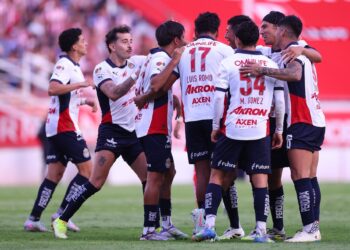 Fernando Gago debuta con derrota ante Chivas