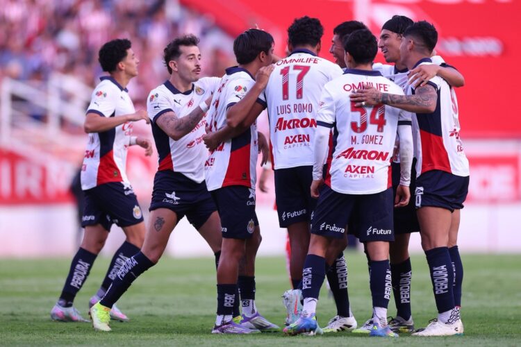 Fernando Gago debuta con derrota ante Chivas