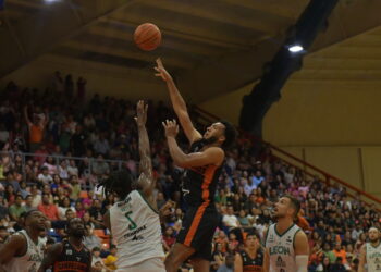 Correcaminos básquetbol gana contundente 90-69 a Abejas de León