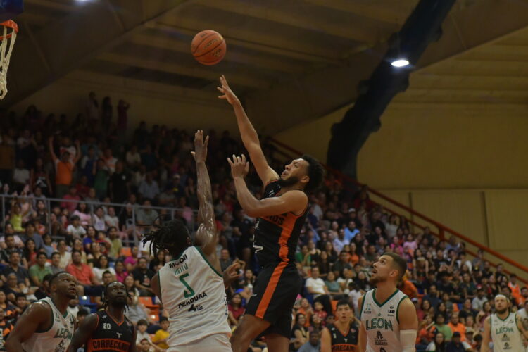 Correcaminos básquetbol gana contundente 90-69 a Abejas de León