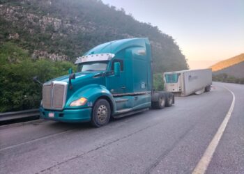 Se desprende remolque a tráiler en la carretera Victoria-Jaumave-SLP