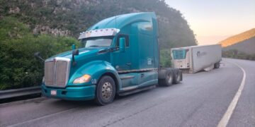 Se desprende remolque a tráiler en la carretera Victoria-Jaumave-SLP