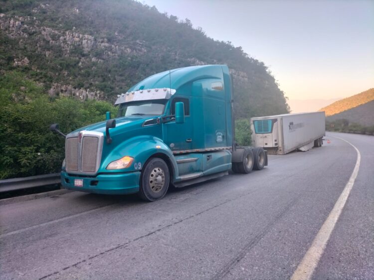 Se desprende remolque a tráiler en la carretera Victoria-Jaumave-SLP