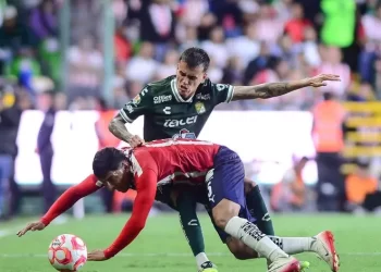 James Rodríguez da sufrido triunfo a León 1-0 sobre Chivas