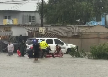 Salva a su hija de ahogarse en drenaje, pero muere arrastrado por la corriente