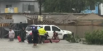 Salva a su hija de ahogarse en drenaje, pero muere arrastrado por la corriente