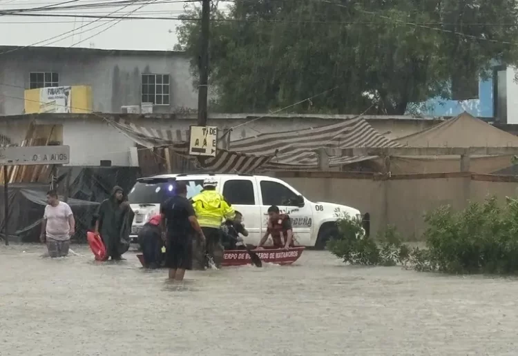 Salva a su hija de ahogarse en drenaje, pero muere arrastrado por la corriente