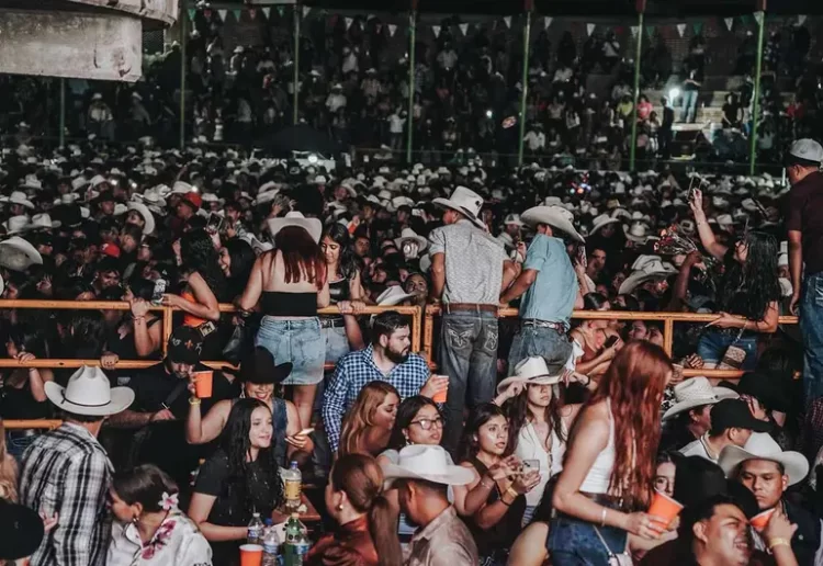 Se desgreñan jovencitas en SLP durante presentación de Los Titanes de Durango