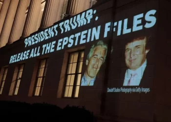 EU interroga a la cómplice sexual de Jeffrey Epstein