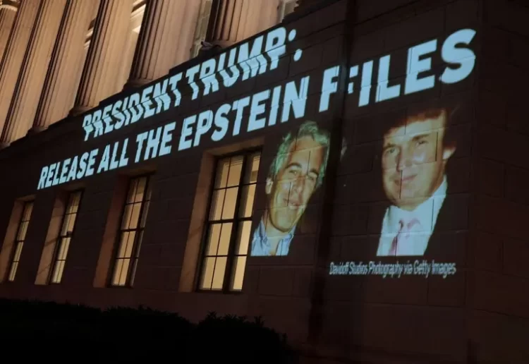 EU interroga a la cómplice sexual de Jeffrey Epstein