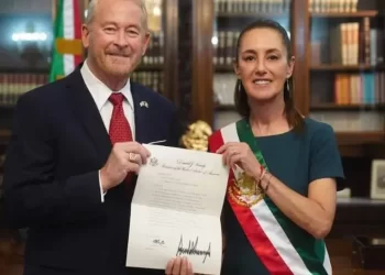 Acude embajador de EU a Palacio Nacional