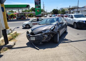 Fuerte choque vehicular en Eje Vial Lázaro Cárdenas y Calle Berriozábal