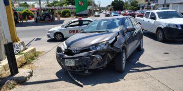 Fuerte choque vehicular en Eje Vial Lázaro Cárdenas y Calle Berriozábal
