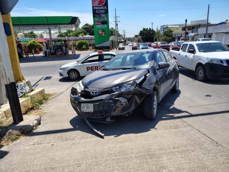 Fuerte choque vehicular en Eje Vial Lázaro Cárdenas y Calle Berriozábal