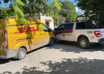 Choca camioneta de paquetería DHL contra patrulla de la Guardia Estatal