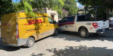Choca camioneta de paquetería DHL contra patrulla de la Guardia Estatal