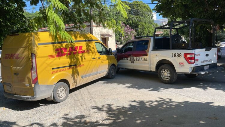 Choca camioneta de paquetería DHL contra patrulla de la Guardia Estatal