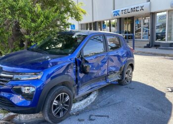 Camioneta embiste a miniauto frente a las oficinas de TELMEX-Victoria