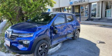 Camioneta embiste a miniauto frente a las oficinas de TELMEX-Victoria