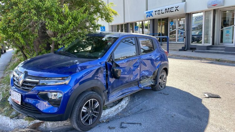 Camioneta embiste a miniauto frente a las oficinas de TELMEX-Victoria