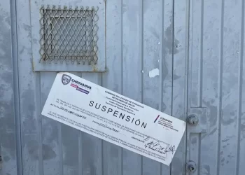 Lanzan bombas molotov a funeraria del Carmen en Ciudad Juárez tras acusación de mal manejo de cuerpos