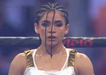 La regia Alana Flores es la reina de la Velada del Año V en Sevilla, España