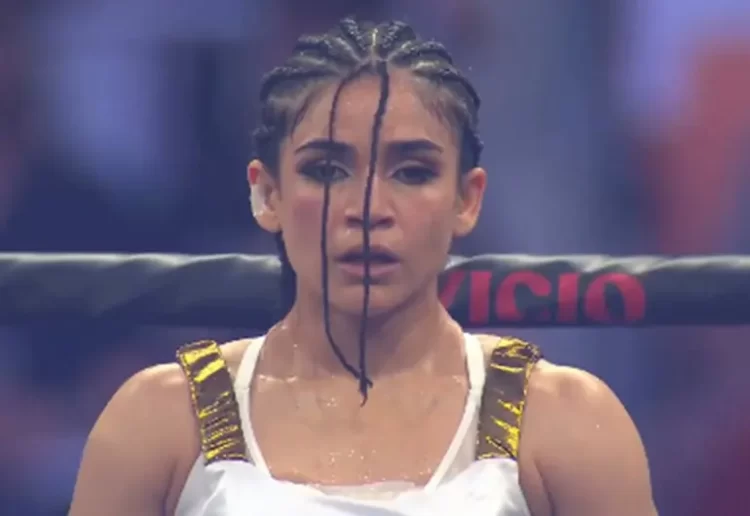 La regia Alana Flores es la reina de la Velada del Año V en Sevilla, España