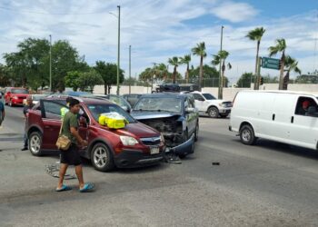 Dos heridos y cuantiosos daños en choque de camionetas en crucero Carrera Torres y Fidel Velázquez