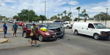 Dos heridos y cuantiosos daños en choque de camionetas en crucero Carrera Torres y Fidel Velázquez
