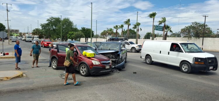 Dos heridos y cuantiosos daños en choque de camionetas en crucero Carrera Torres y Fidel Velázquez