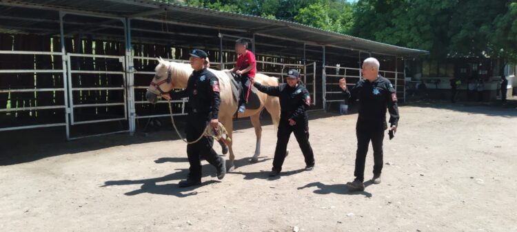 Apoya Agrupamiento Montado de la Guardia Estatal con equinoterapia a personas con discapacidad